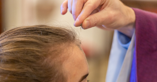Die Asche soll den Menschen an seine eigene Vergänglichkeit erinnern und symbolisiert, dass Altes vergehen muss, damit Neues entstehen kann. Mit dem Aschenkreuz auf der Stirn bekennen die Gläubigen öffentlich ihre Bereitschaft zu Umkehr und Buße. Gle