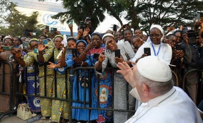 Papst Franziskus setzt seine schwierige Afrika-Reise fort