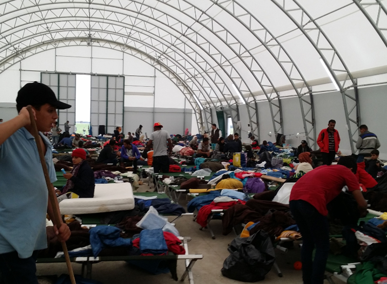Hilfe für Flüchtlinge in Nickelsdorf / Barbara Prüller Hilfe für Flüchtlinge in Nickelsdorf