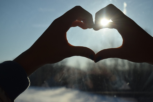 Hände bilden ein Herz durch das die Sonne scheint. / iStock/Olivia Baumgartner Hände bilden ein Herz durch das die Sonne scheint.