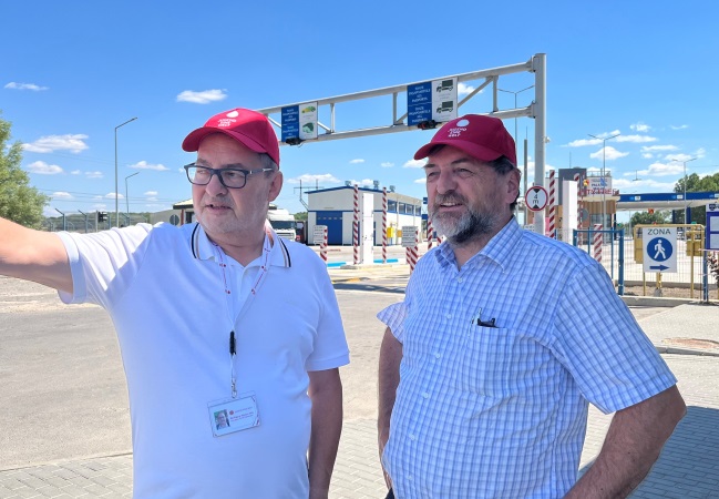 Wolfgang Wedan, Nothilfe-Koordinator von Jugend Eine Welt (links), mit Reinhard Heiserer, Geschäftsführer von Jugend Eine Welt (rechts), beim Besuch des Grenzübergangs Palanca (Moldau – Ukraine)