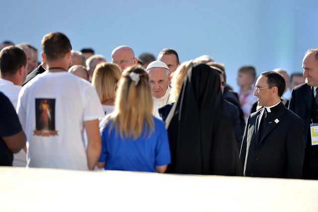 Papst Franziskus in einer Menschenmenge / Catholic Church of England and Wales/ Manzur Papst will weltweites Friedensgebet am 20. September